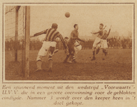 873413 Afbeelding van een spelmoment uit de voetbalwedstrijd tussen de Utrechtse clubs Voorwaarts en U.V.V., die door ...